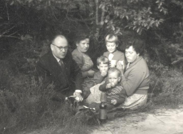 Picknick met tante Nolda en dochters jaren 60.jpg
